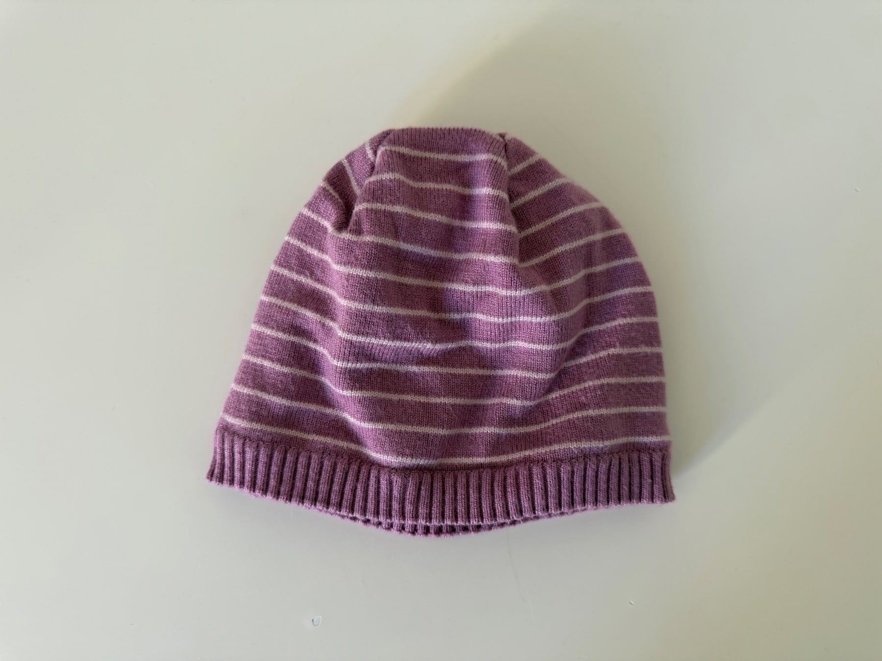 Gestrickte gestreifte Mütze