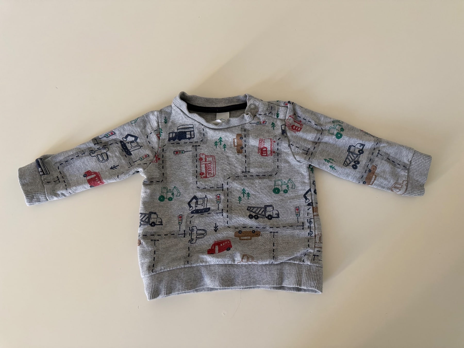 Kinderpullover mit Fahrzeugen